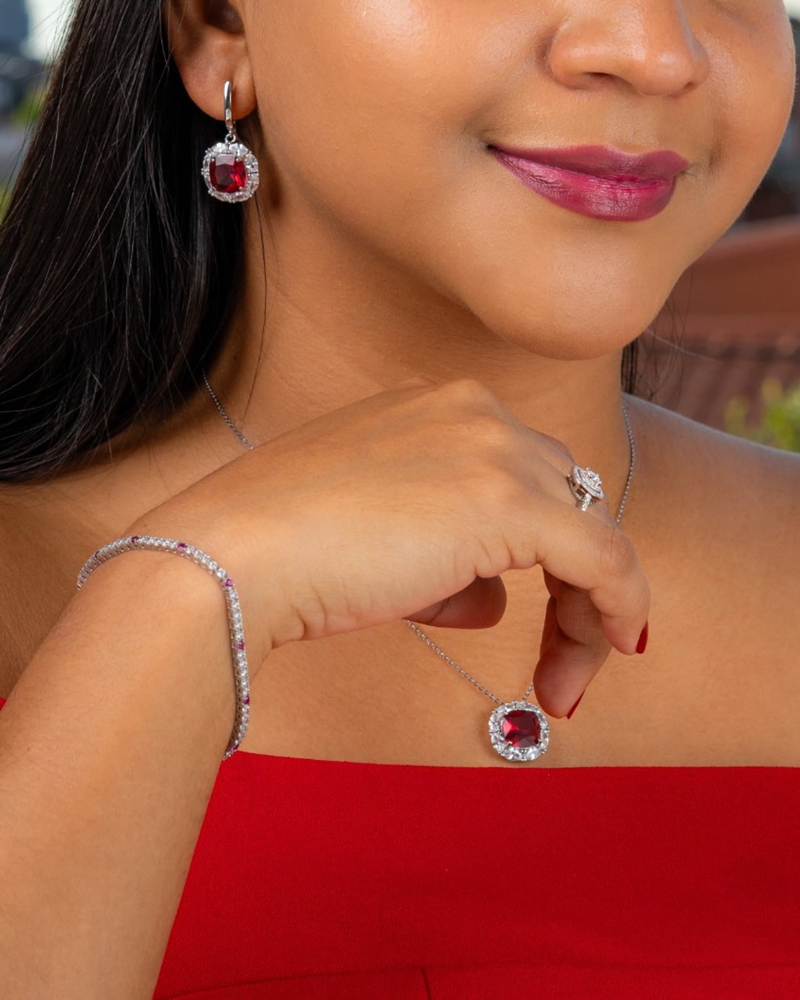 Conjunto en plata 925: collar, aretes, pulsera y anillo Norela